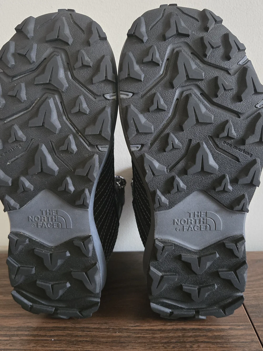 The North Face Youth Fastpack Hiker Mid Waterproof Boots Youth Size 4 Black
